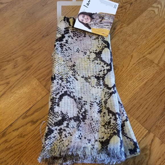 Animal print lightweight scarf - Picture 3 of 3